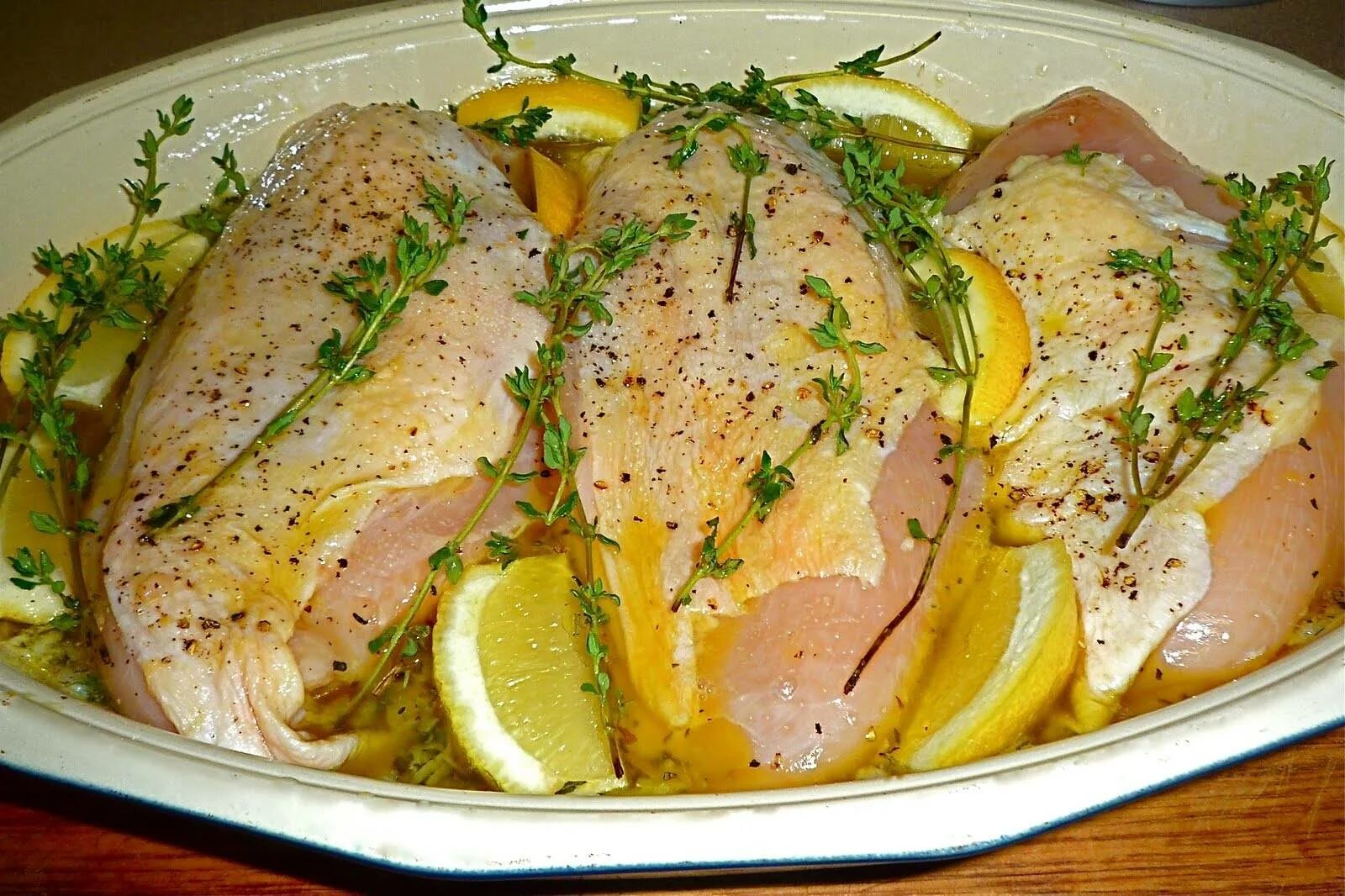 Запеченная куриная грудка в духовке диетическая. Куриная грудка. блюда из куриной грудки в духовке. курица в лимонном маринаде. куриная грудка в духовке с лимоном.