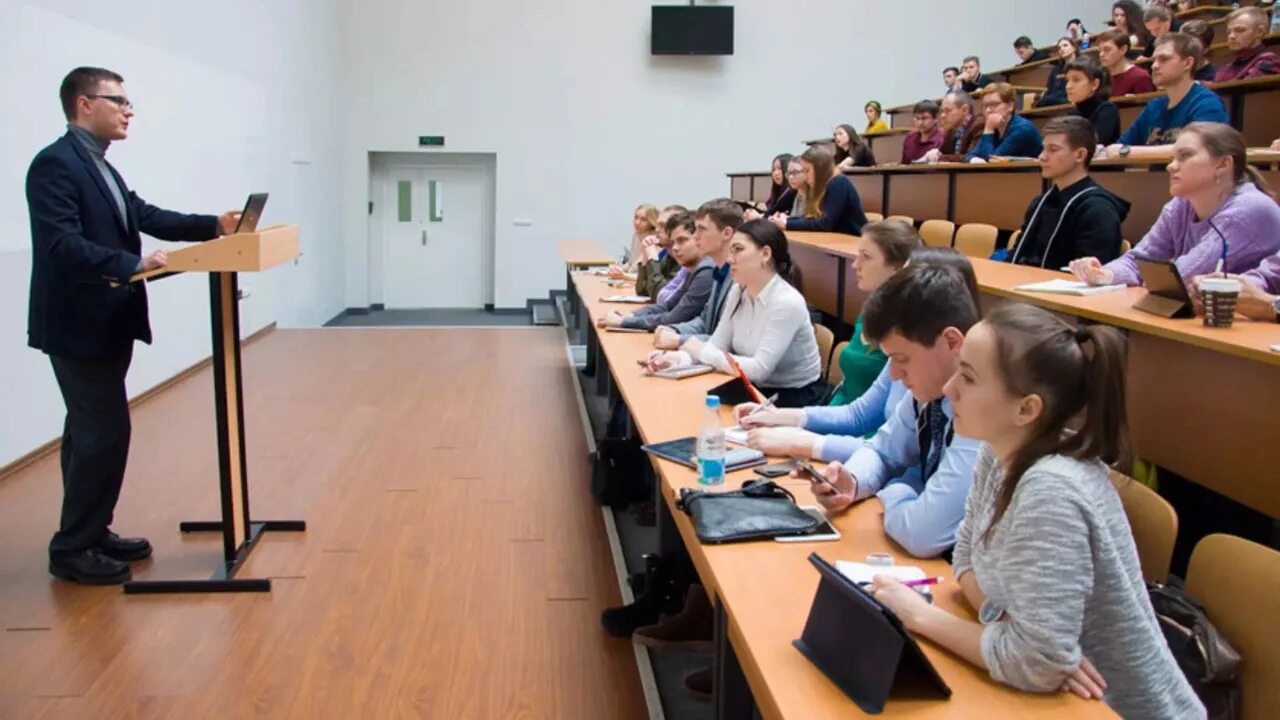 Преподаватель в универе. Лекция в вузе. преподаватель вуза. преподавание в вузе. аудитория в университете.