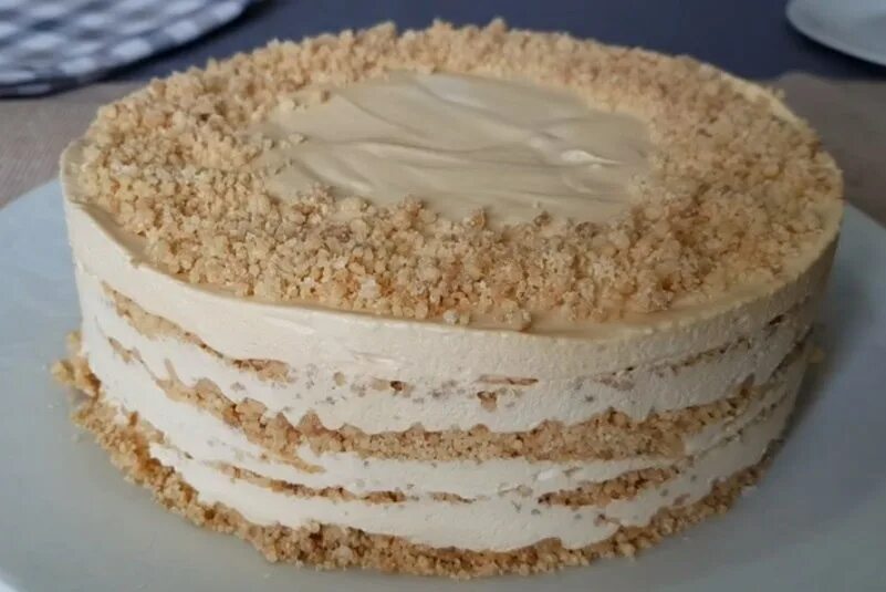 Торт с коржами без выпечки. Торт сметанник / сметанный торт. Торт крошка со сметаной. Торт сметанный с орехами. Торт крем брюле торт крем брюле.