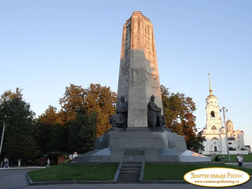 Дворцовая площадь александрийская колонна. Как называется памятник на площади. Монумент во владимире в честь 850-летия. Московский кремль и красная площадь памятники. Памятники вокруг красной площади.