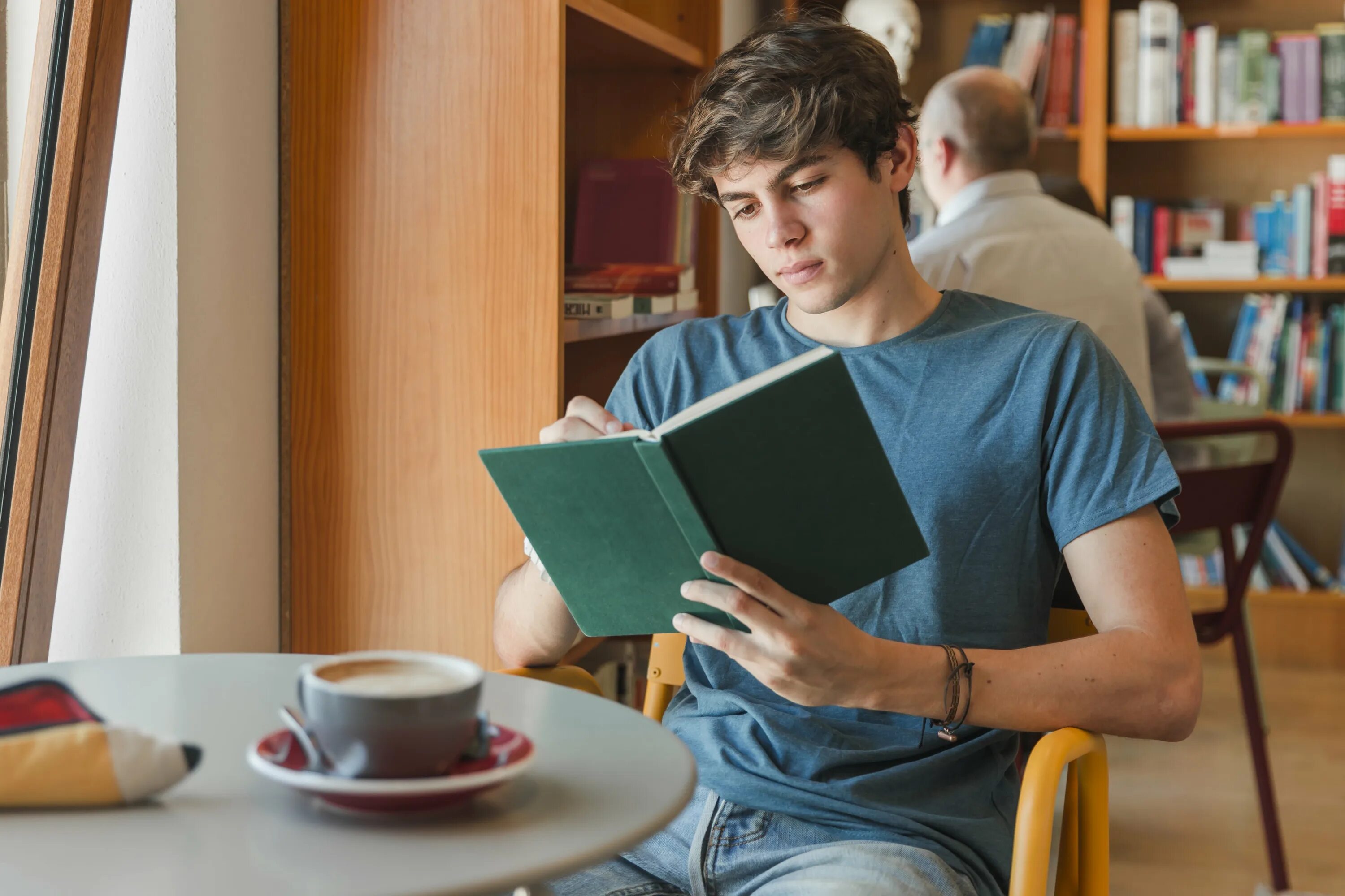 Student s book a1. Подросток с книгой. Подросток с книжкой. Подросток с книгой в руках. Журнал для подростка.