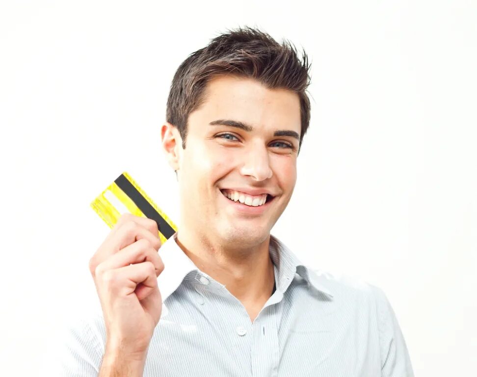 Люди под кредит. Человек с кредиткой. Мужчина с карточкой. Парень улыбается. Парень с кредиткой.