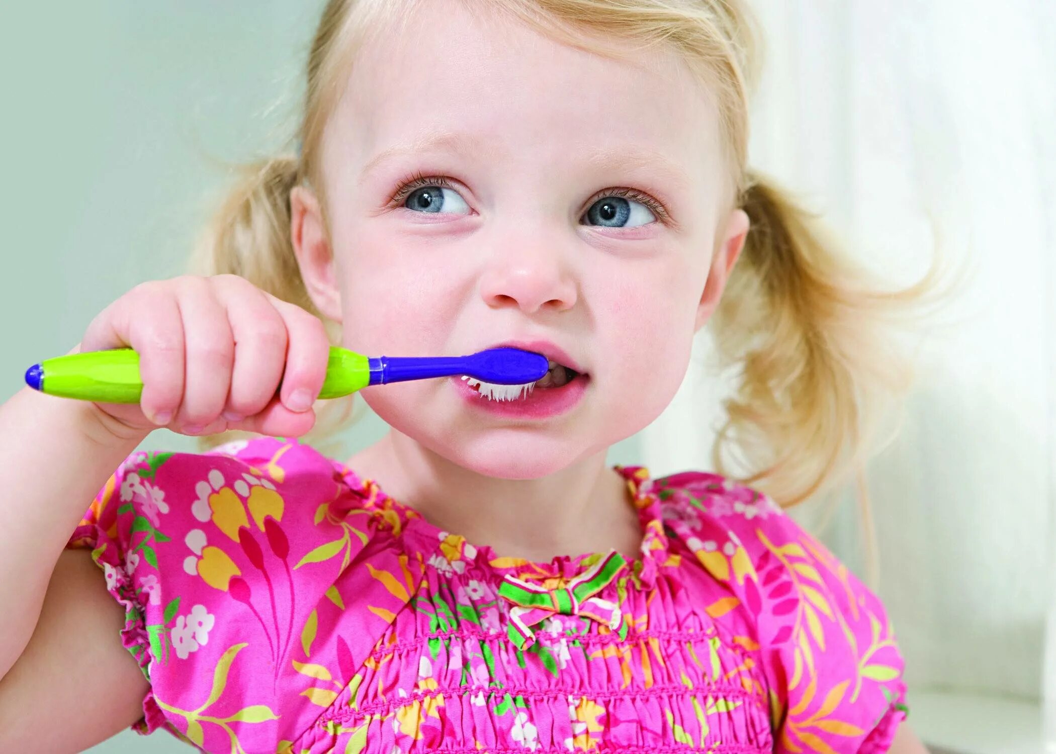 Ребенок чистит зубы. Зубная щетка для детей. Гигиена полости рта для детей. Гигиена рта для детей. Можно ли чистить зубы ребенку