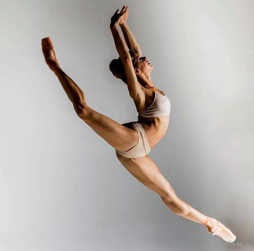 Балерины тренируются. Гранд жете джаз модерн. Балерина на шпагате. Гимнастки балерины. Мисти коупленд тело балерины.