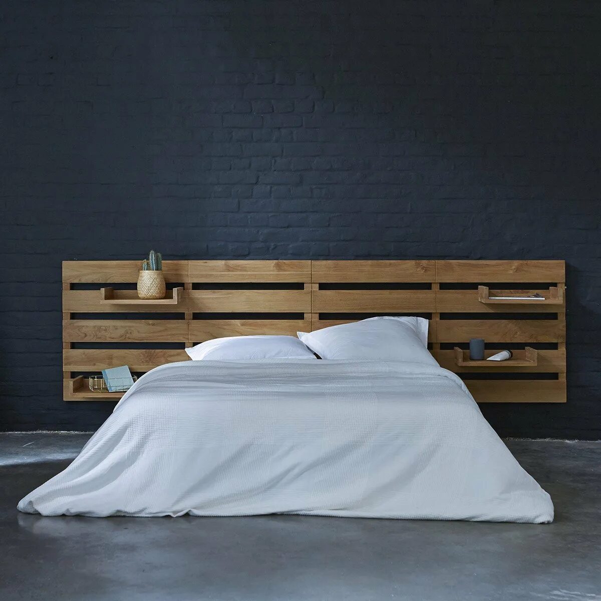 Изголовье кровати из дерева. Кровать с деревянным изголовьем. Изголовье для кровати из деонвл. Изголовье из реек.