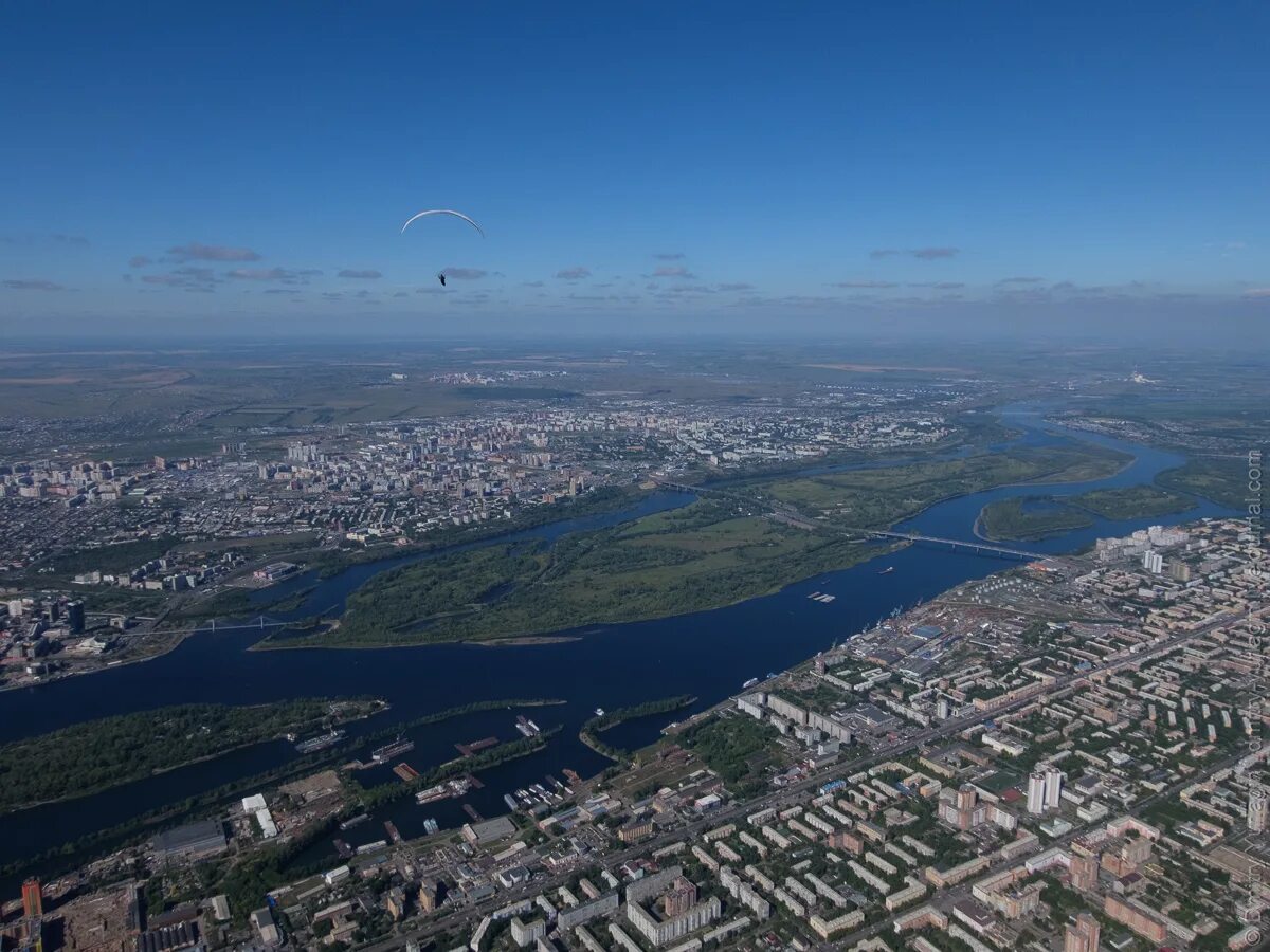 Ковид в красноярском. Вид с космоса Красноярск. Маяк Красноярск вид сверху. Красноярск вид на гору с Перенсона. Павлова 51 Красноярск вид сверху.