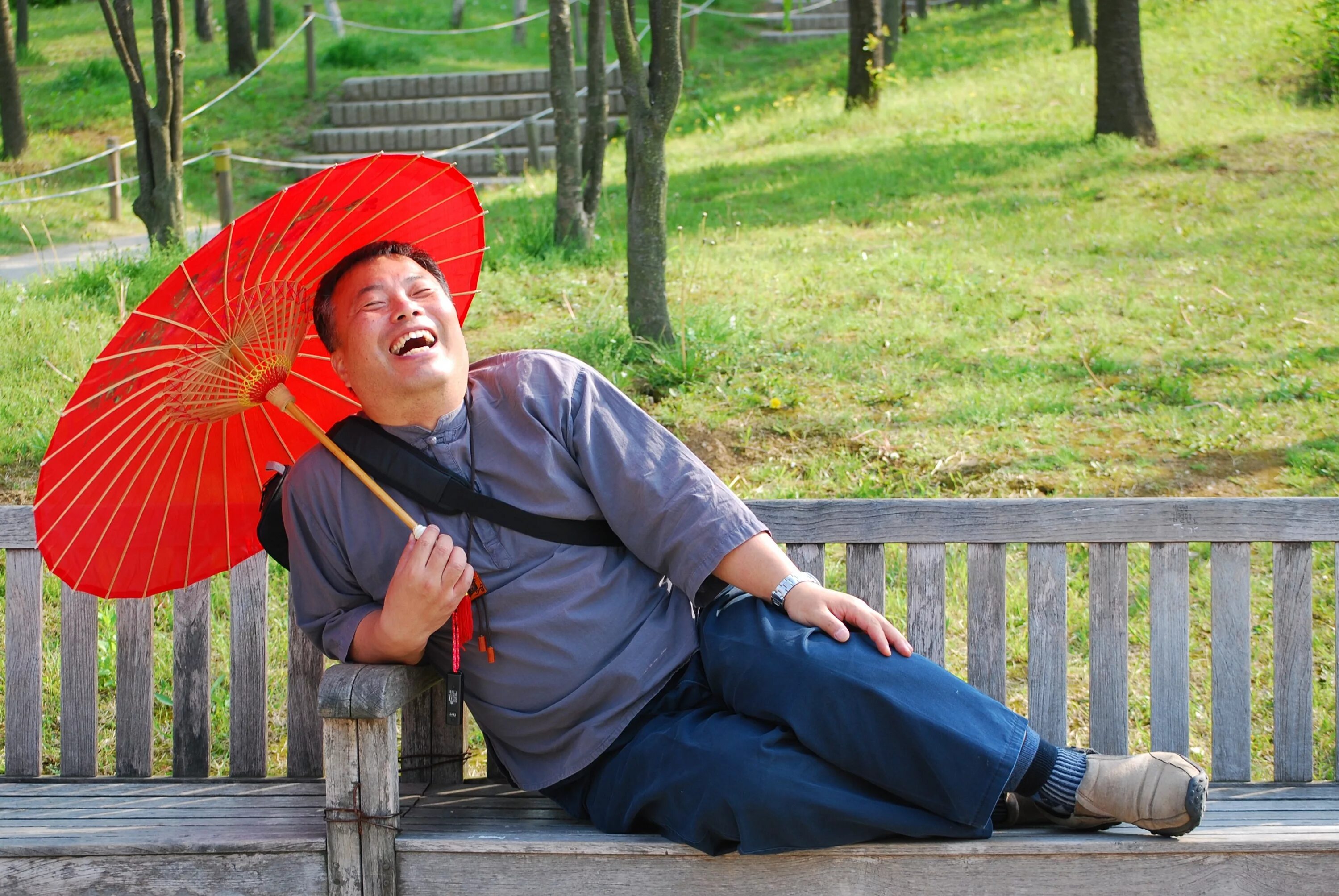 Зонтик сидит. Хитрый китаец. Смешной японец. Человек с японским зонтом.