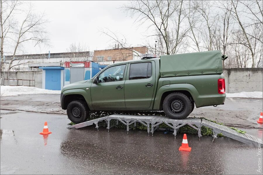 День пикапа. Фольксваген Амарок военный. Амарок пикап военный. УАЗ Патриот пикап военный. Фольксваген Амарок с пулеметом.