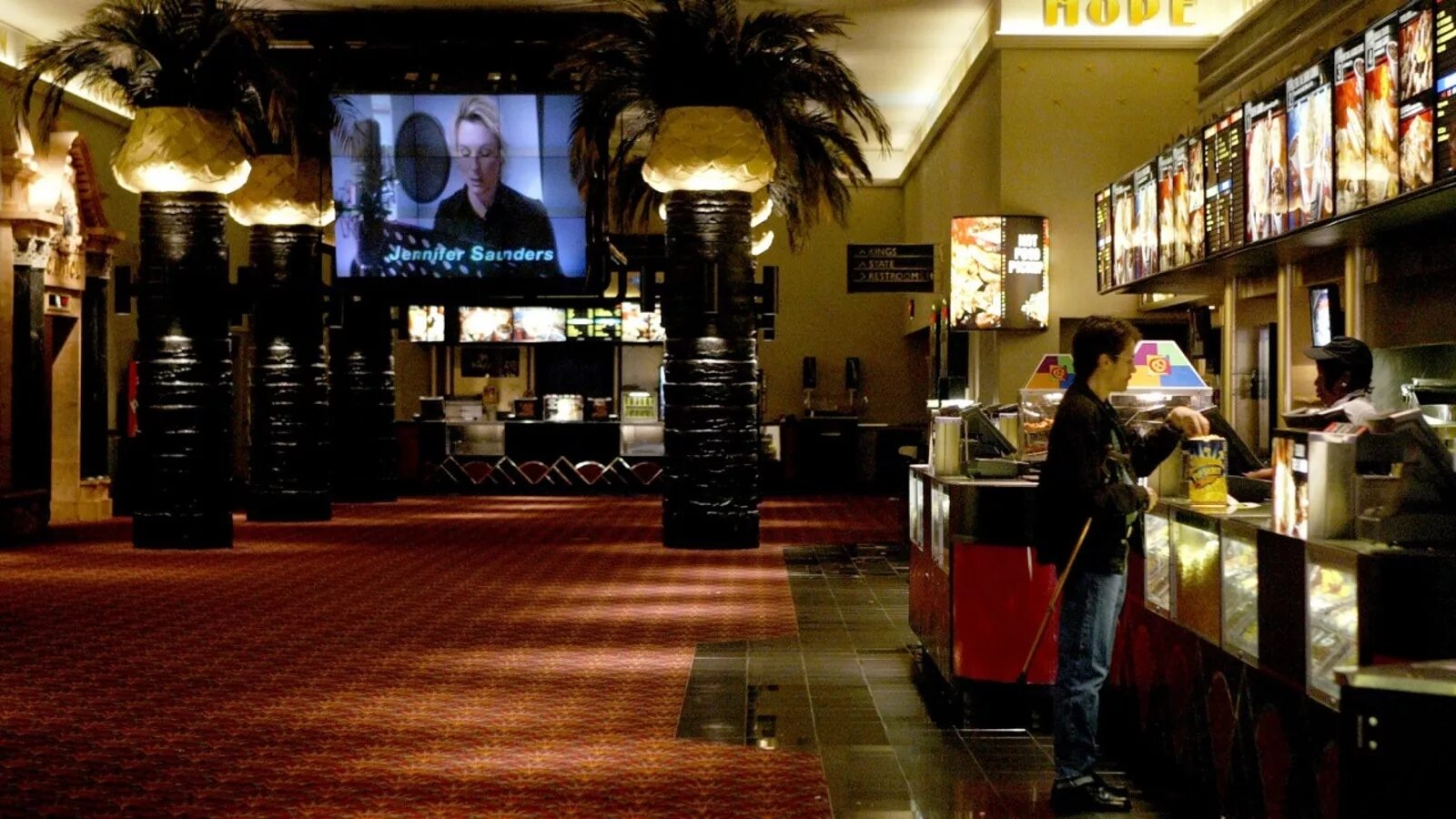 Кинотеатр представляет. Кинотеатр Квентина Тарантино в Лос Анджелесе. Консешн бар. Тарантино в кинозале. Lincoln Square IMAX.