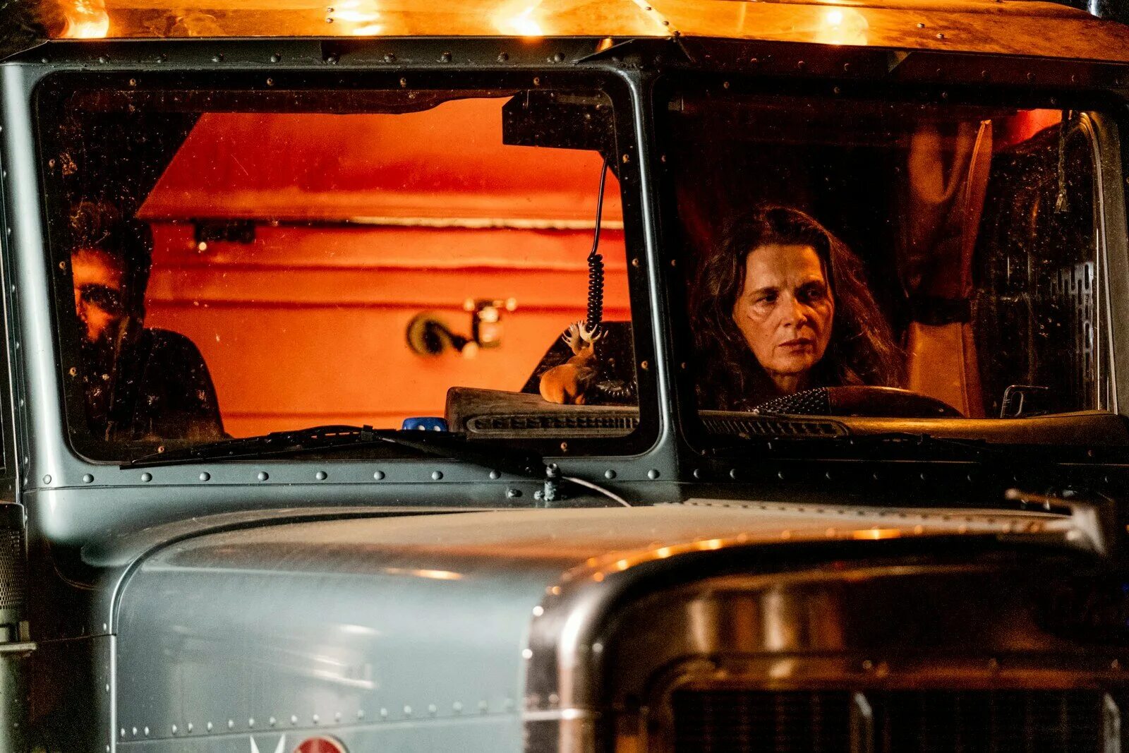 Последний рейс последний раз. Paradise highway фильм 2022. Жюльет бинош в фильме последний рейс. Paradise highway 2022. Последний рейс фильм 2022.