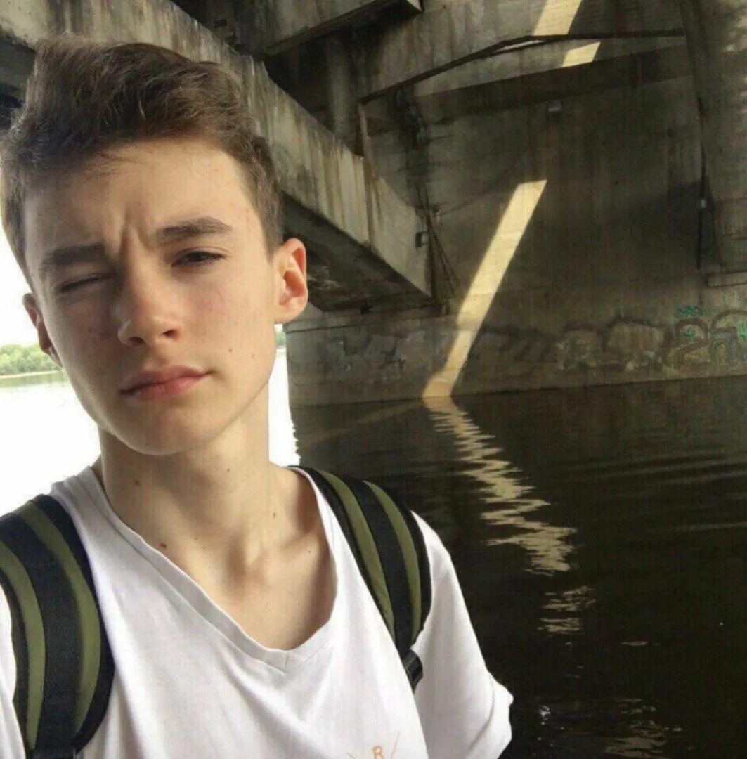 Крутой парень 15 лет. 20 летний парень красивый. Авы 17. Ману риос 2017. Иван мартинес полураздеты.