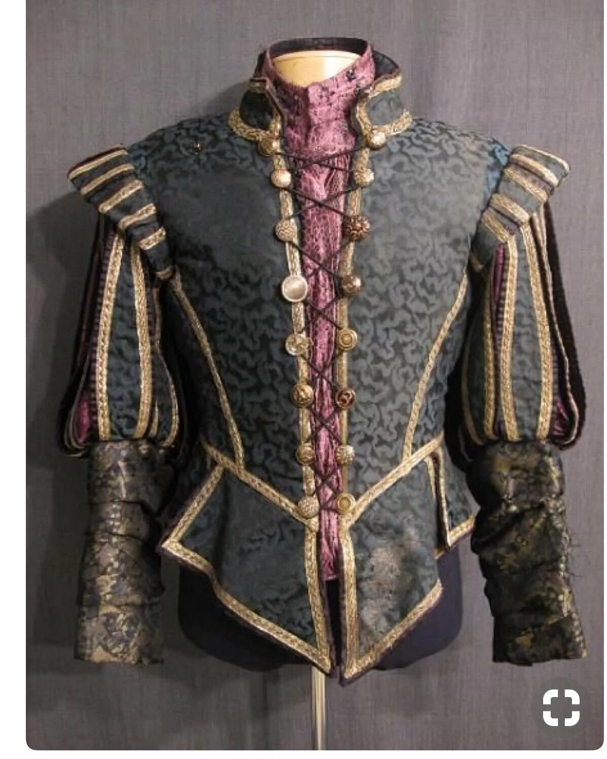 Камзол дублет. Джеркин средневековая одежда. Стеганка эпохи возрождения. Средневековый королевский жилет мужской. Ренессанс пурпуэн.