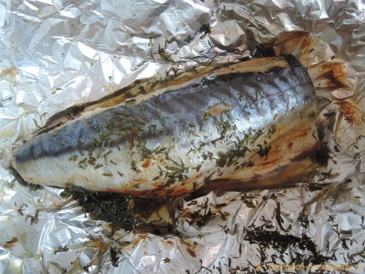 Скумбрия в духовке в рукаве рецепт. Вареная кукуруза на гриле. Скумбрия с молодой картошкой в духовке. Скумбрия с картошкой. Рыба фаршированная скумбрия.
