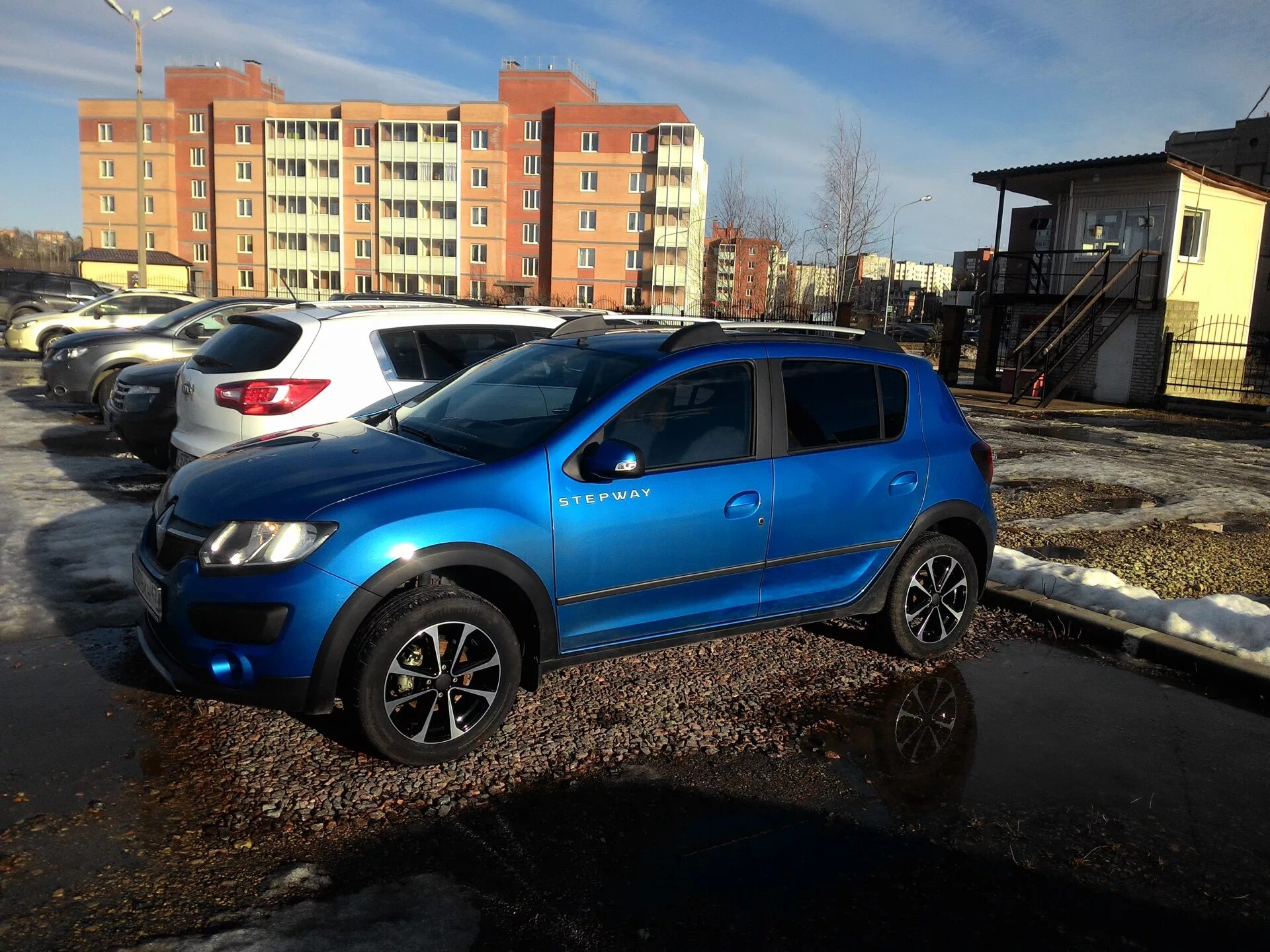 Диски рено сандеро степвей 16 радиус. Диски r16 Sandero Stepway. Рено Сандеро степвей на 17 колесах. Рено Логан степвей на 17 дисках. Рено Сандеро степвей на дисках r18.