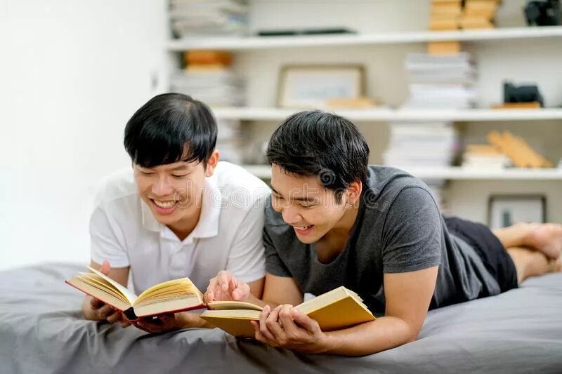 Их двое читать. Двое читают книгу. двое читают фото. пара читает книгу. двое читают листок.
