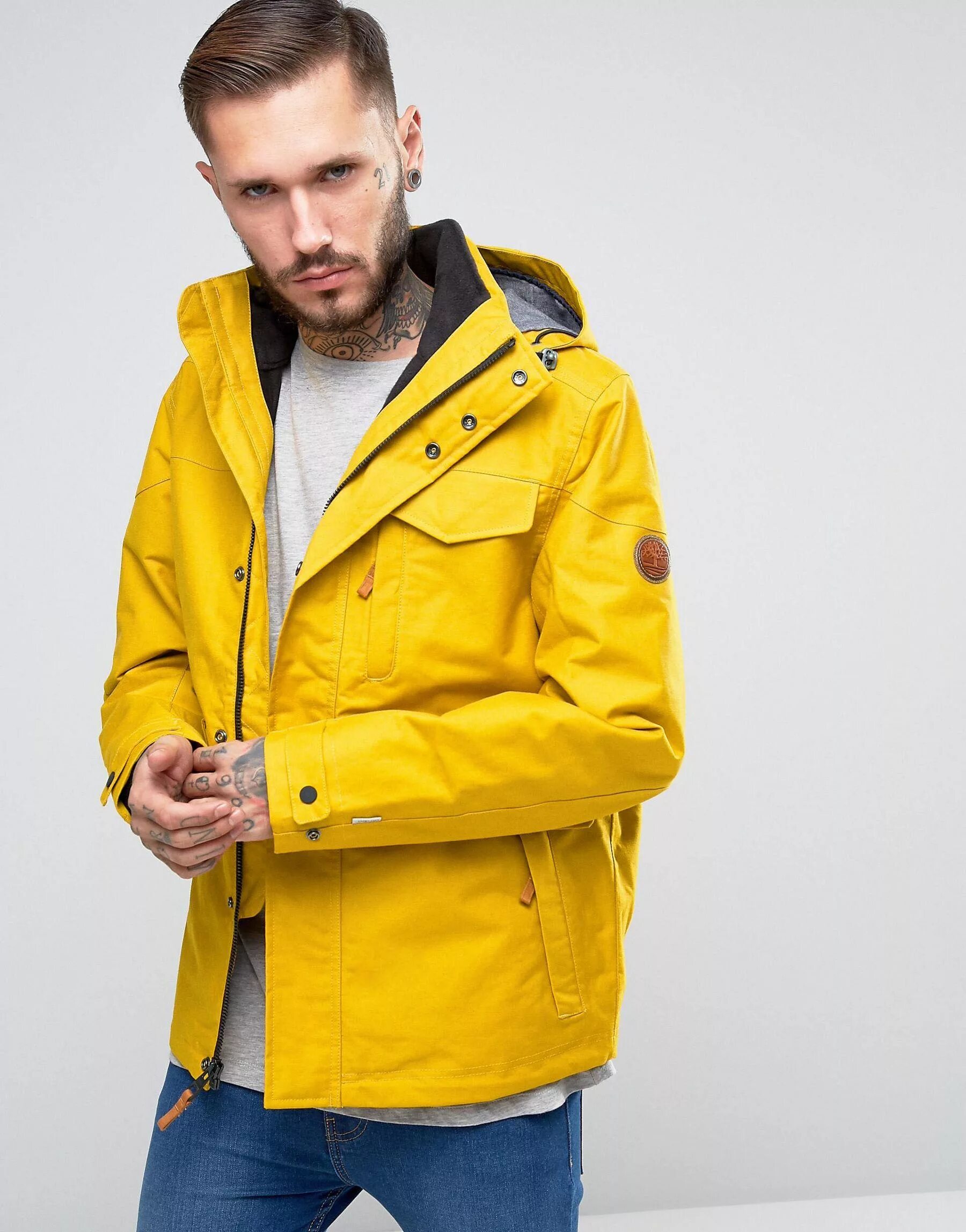Мужчина в желтой куртке в крокус сити. Куртка Timberland желтая. Желтая куртка мужская. Куртка Весенняя мужская желтая. Мужчина в желтой куртке.