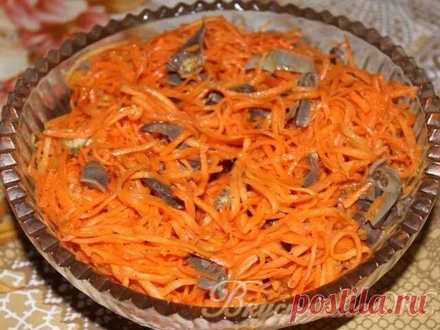 Салат с куриными желудками и корейской морковью. Салат с желудками куриными и морковью. Салат из пупков. Салат с куриными желудками и корейской морковью. Салат с пупками куриными и корейской морковкой.