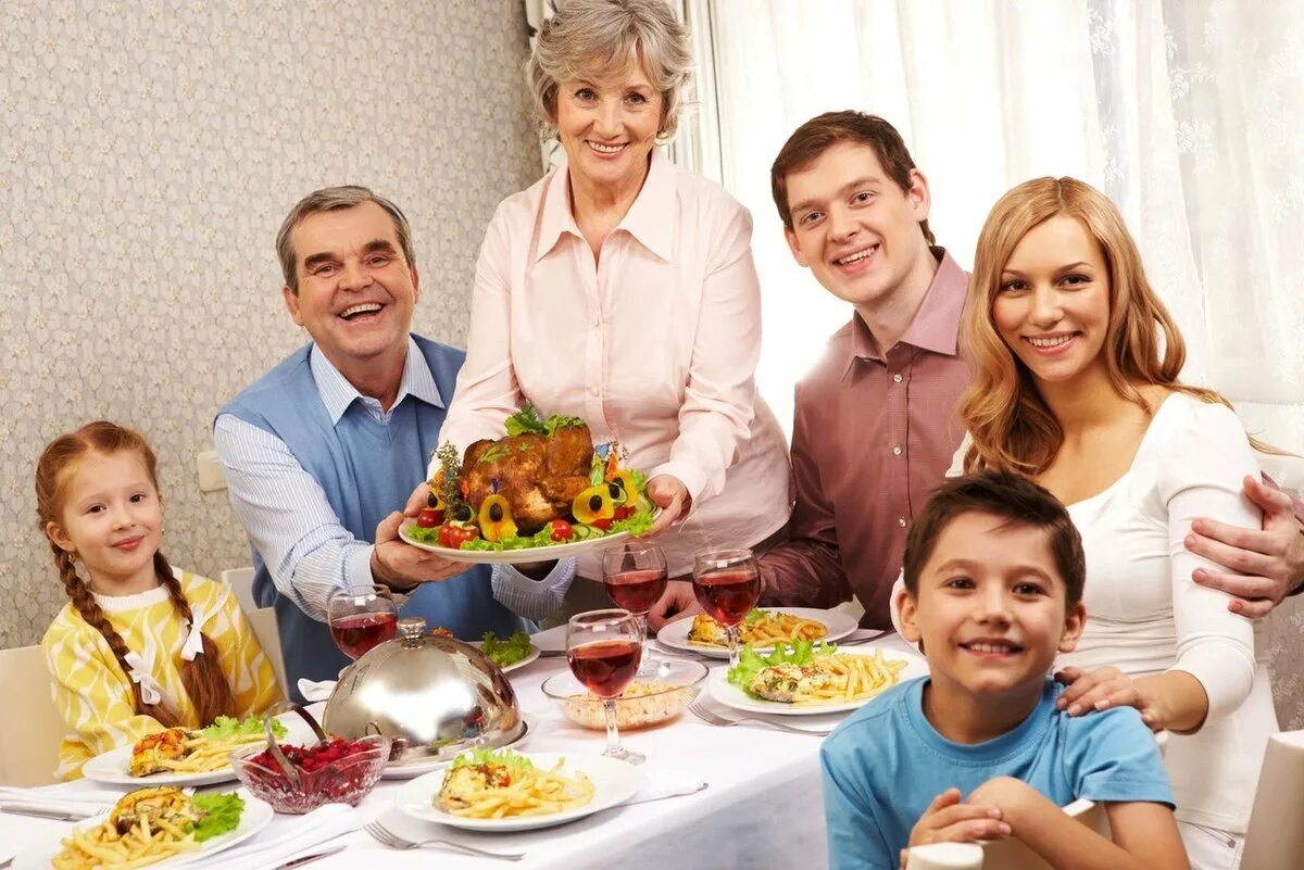 Семья за столом. Семья за праздничным столом. Семья ужинает. Семейные традиции. Володя вместе с семьей