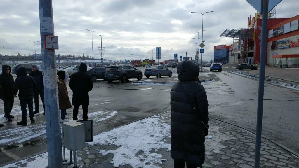 Эвакуация школ в волгограде. Тц париж волжский. В волгограде эвакуировали торговый центр. Эвакуация мармелад волгоград сегодня. Эвакуация мармелад волгоград сегодня.