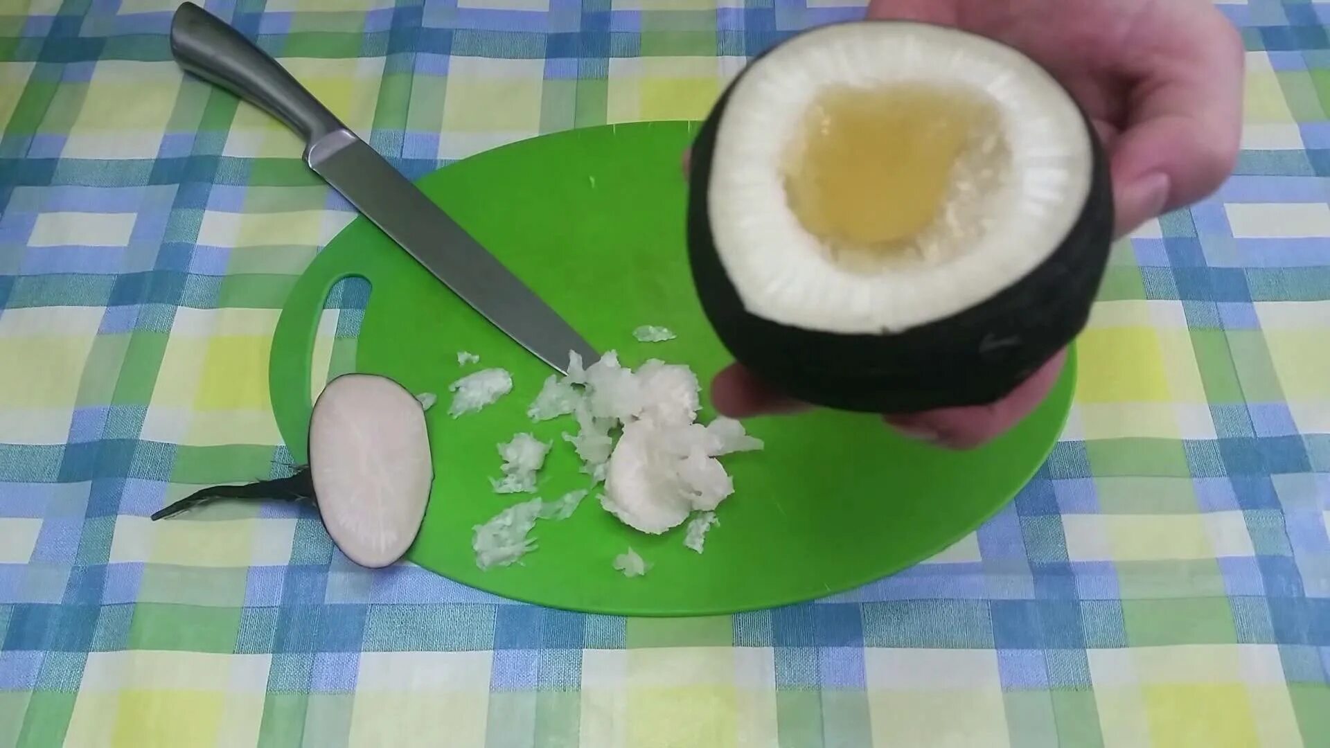 Редька с медом от простуды. Редька с мёдом от кашля. Зеленая редька с медом от кашля. Зеленая редька с медом. Зеленая редька с медом от кашля.