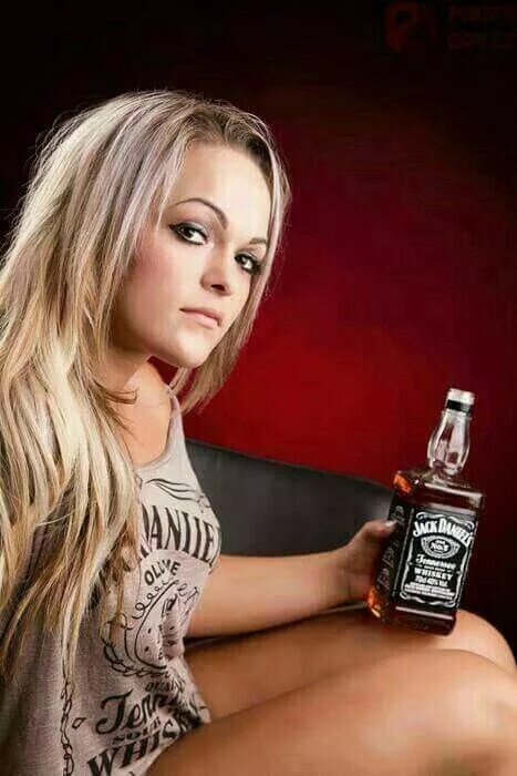 Девушка с бутылкой алкоголя. Красивые девушки и алкоголь. Вероника пиковая. Фотосессия с бутылкой. Девушка с виски фото.