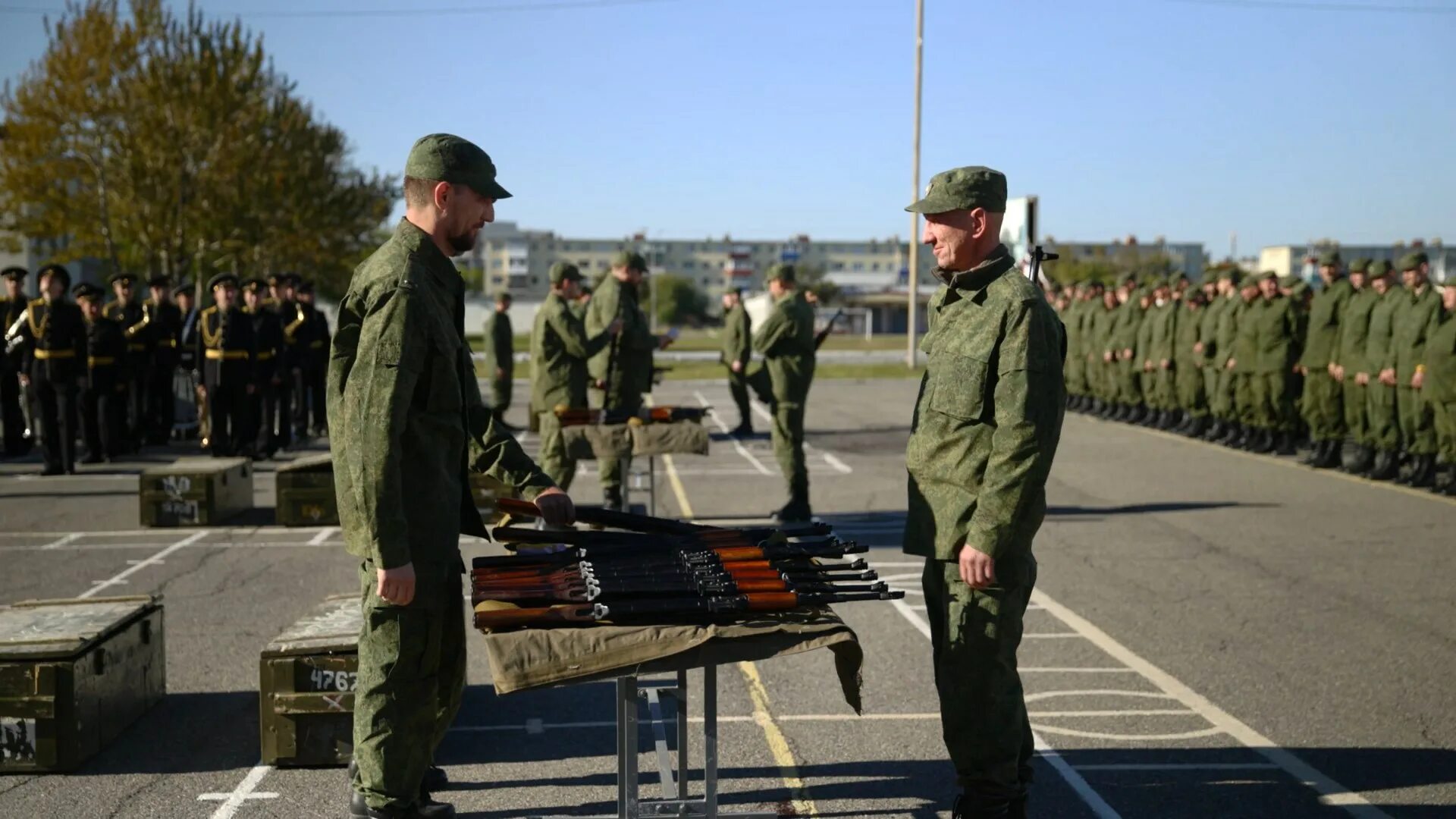 Группа военнослужащих. Солдат вс РФ. Вручение оружия. Мобилизация войск. Военная мобилизация в россии 2024