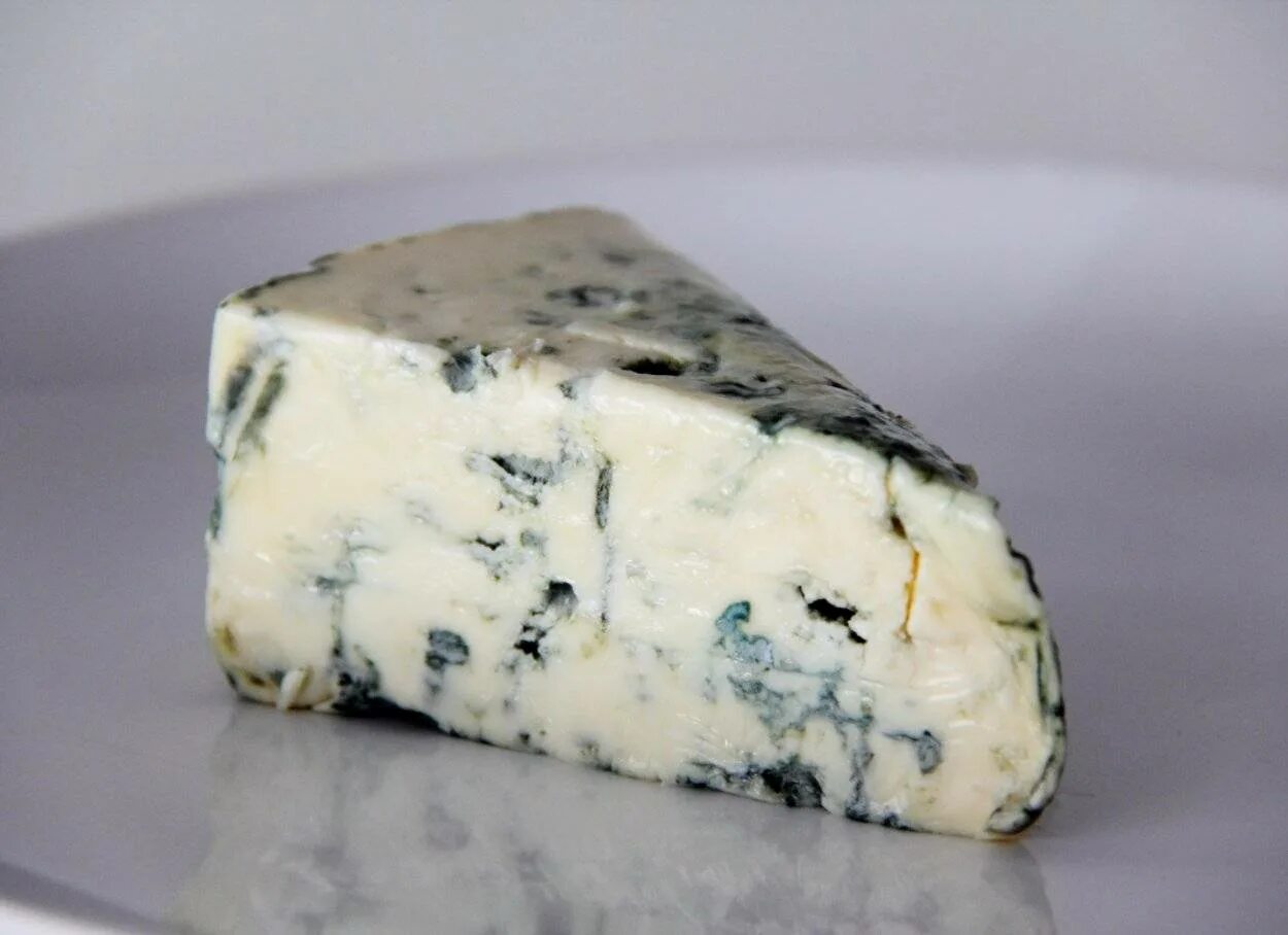 Голубой сыр дор блю. Сыр дор Блю. Сыр с плесенью дор Блю. Сыр дор Блю горгонзола. Сыр дор Блю синий.