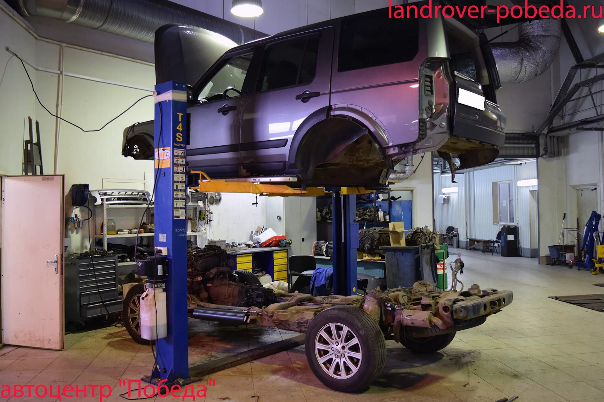 Range Rover Discovery 3 снятие кузова. Ленд Ровер Дискавери 3 дизель на подъёмнике. Подъёмник для Land Rover Discovery. Land Rover Discovery 3 поднятие кузова.