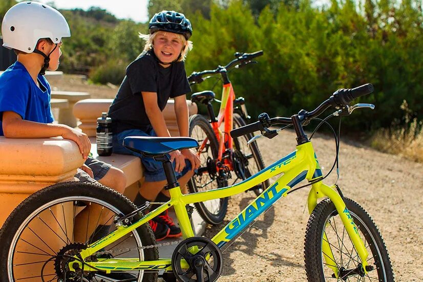 7 лет какой велосипед выбрать. Giant xtc Jr 20. Велосипед giant 2017 подростковый. Дети с велосипедом. Подросток на велосипеде.