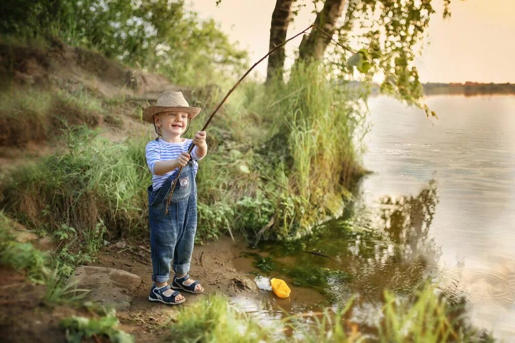 Про рыбалку для детей. Мальчик Рыбак. Детская фотосессия рыбалка. Рыбак для детей. Мальчик рыбачит.