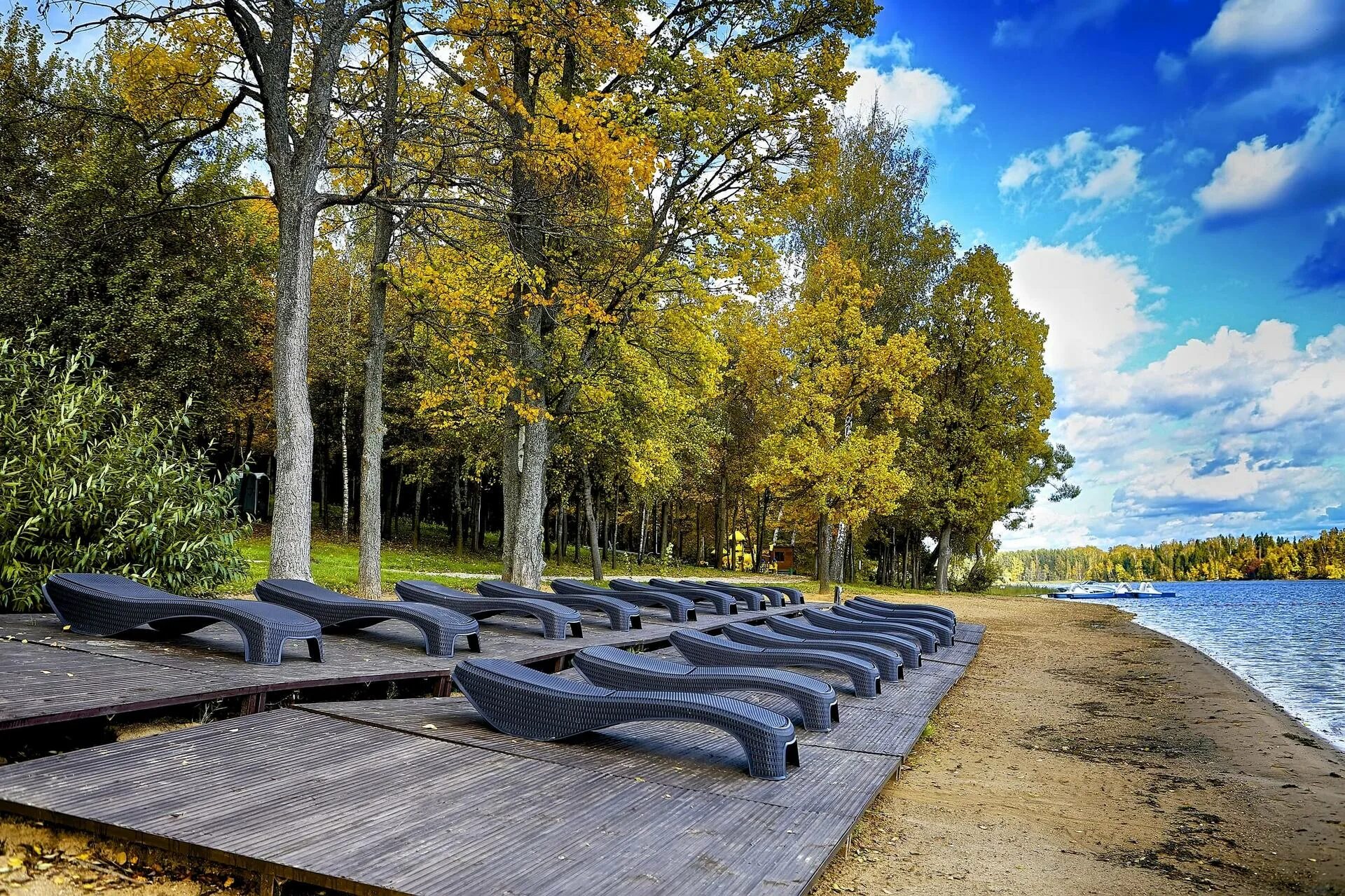 Поселок гидроузла имени куйбышева пляж. Гидроузел истринское водохранилище. Истринское водохранилище база босиком. Турбаза босиком истринское водохранилище. Гидроузел истра пляж.