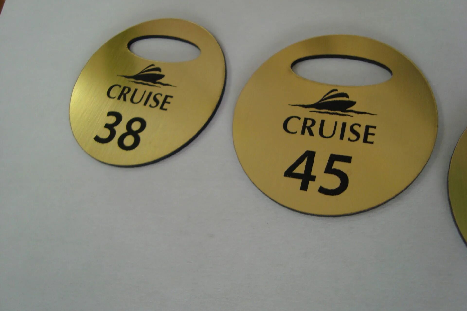 Размер номерка в гардероб. Номерок для гардероба. Номерок для гардероба. Номерки для электропроводки. Номерки для гардероба металлические.