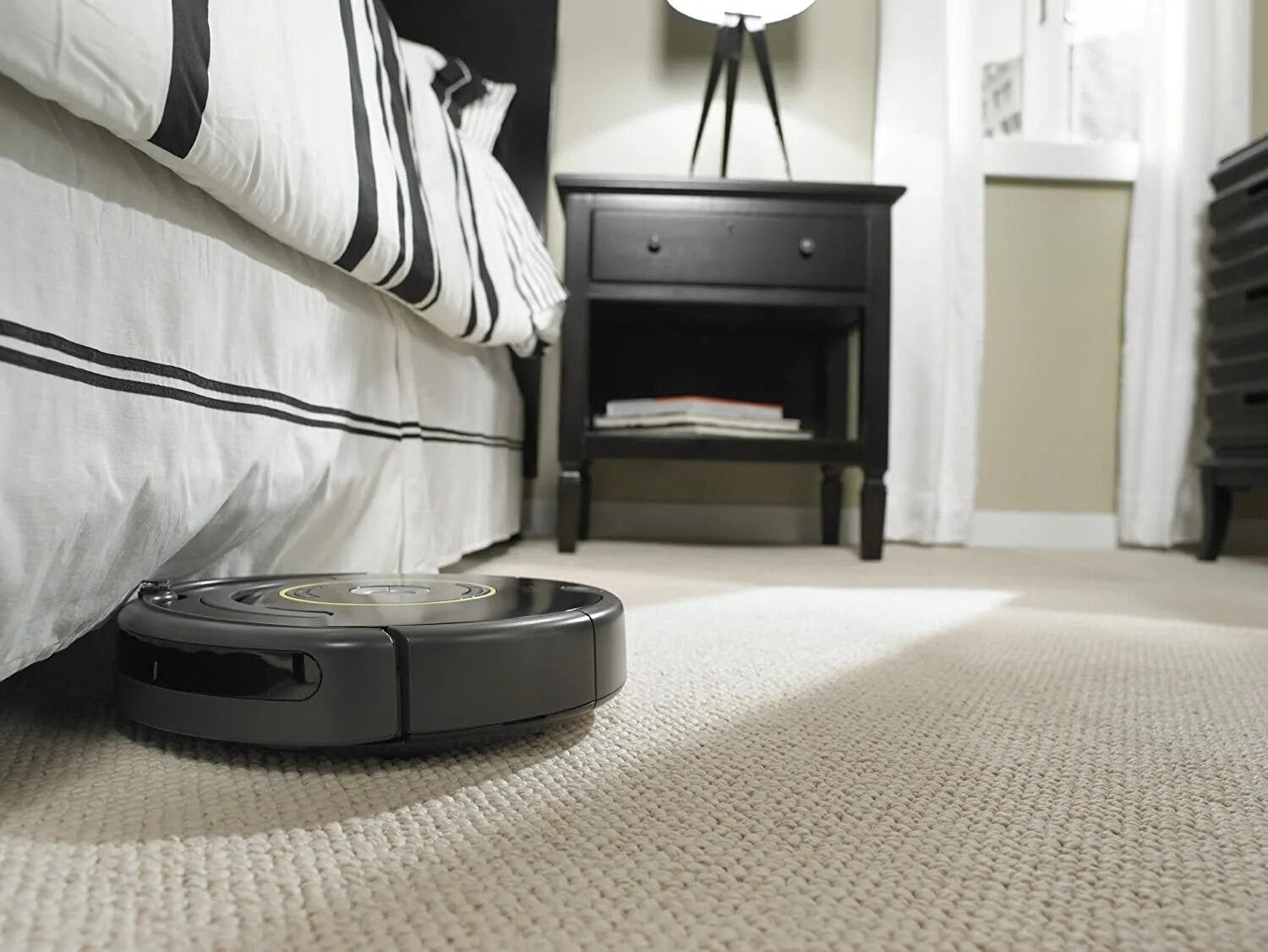 Робот пылесос c50. Irobot roomba 650. робот пылесос под кроватью. робот пылесос в прихожей. робот пылесос под тумбой.