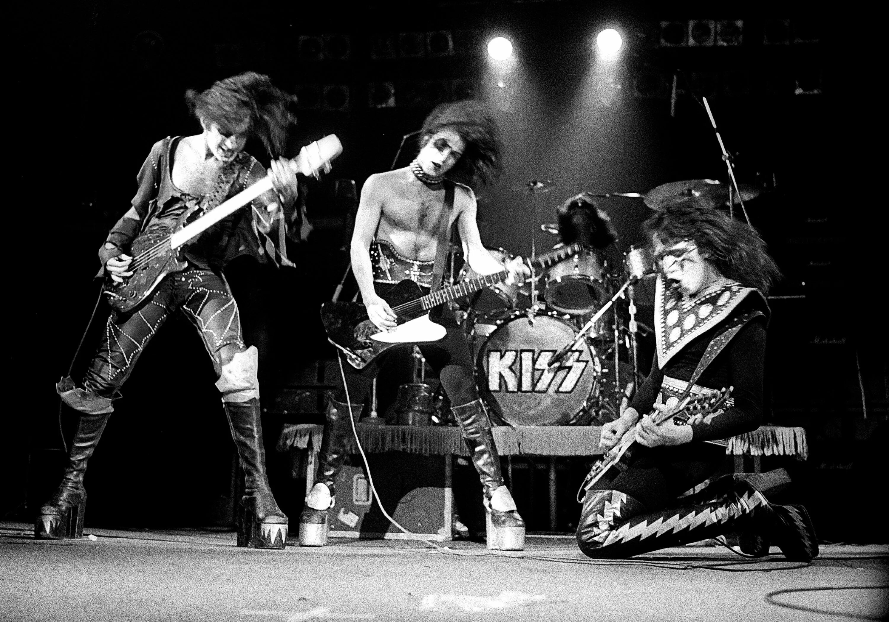 Live n roll. Kiss Band 1975. Kiss Alive 1975. Kiss Band 1974. Kiss Band 1975 Alive.