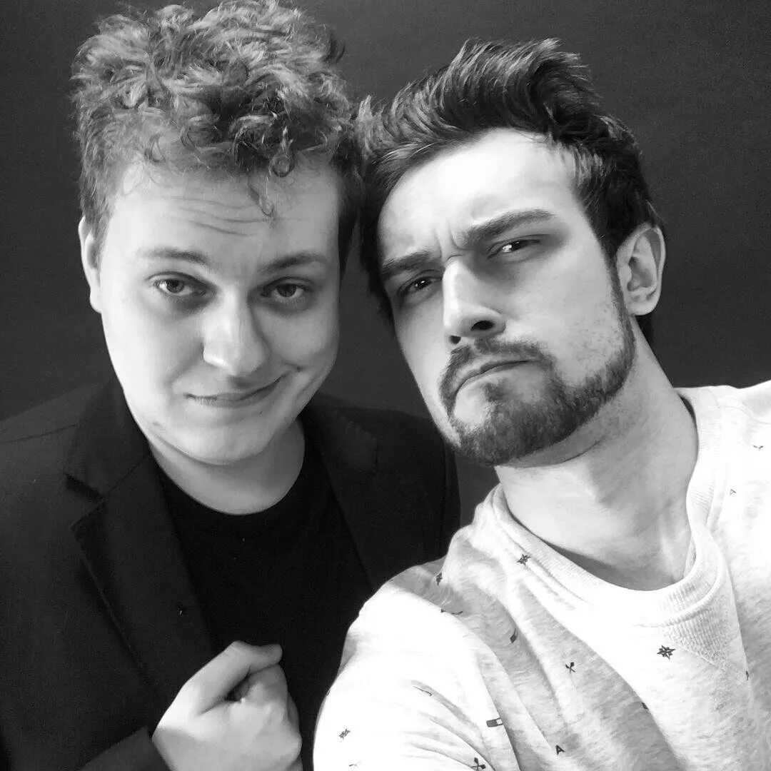 Мистер голд и капитан крюк. News once. Шон магуайр волшебники. News once. News once.