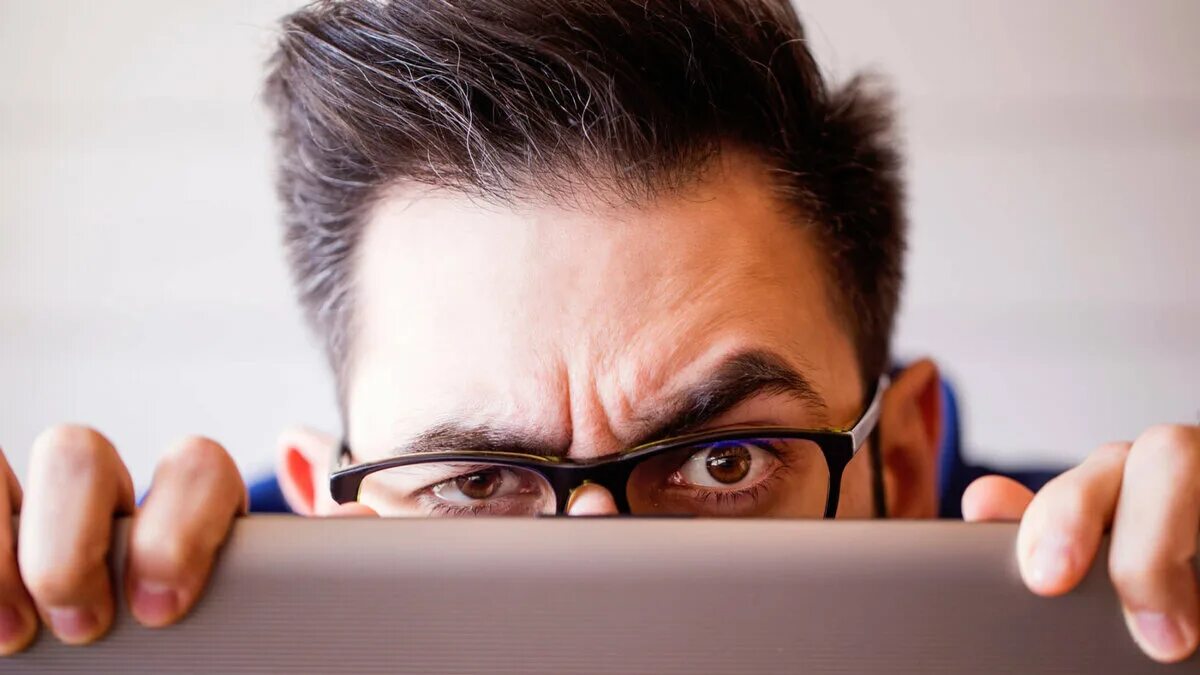 Человек который наблюдает за людьми как называется. Слежка за человеком. Человек который наблюдает за людьми как называется. Человек наблюдает. Человек с биноклем.