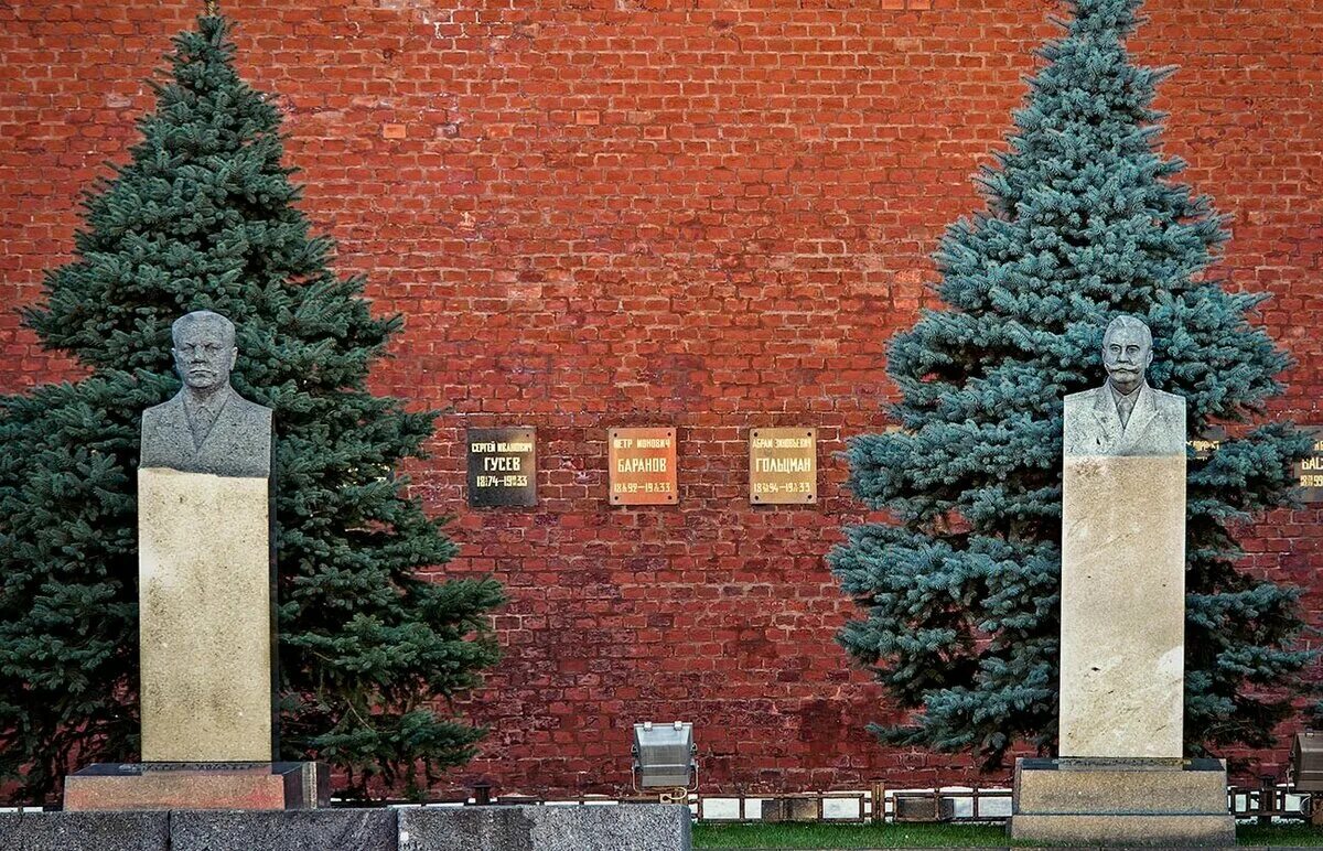 Некрополь у кремлёвской стены. Некрополь у кремлёвской стены, Москва, красная площадь. Могилы у кремлевской стены на красной площади. Могила Курчатова у кремлевской стены.