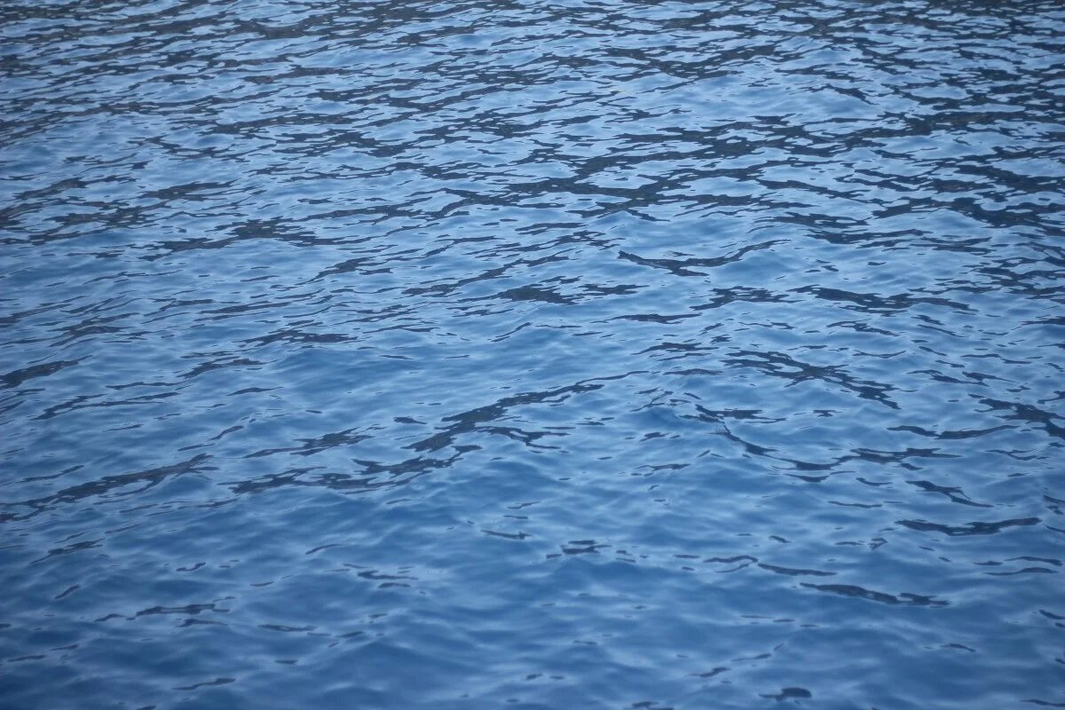 Гладь океана. Вода река. Вода река. Цвет водной глади. Кайраккумское водохранилище.