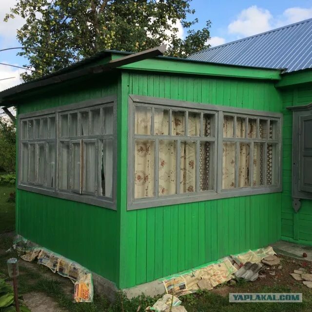 Покрасить старую дачу. Зеленый дачный домик. Перекраска старого садового домика. Дачный дом зеленого цвета. Старый дачный домик салатовый цвет.