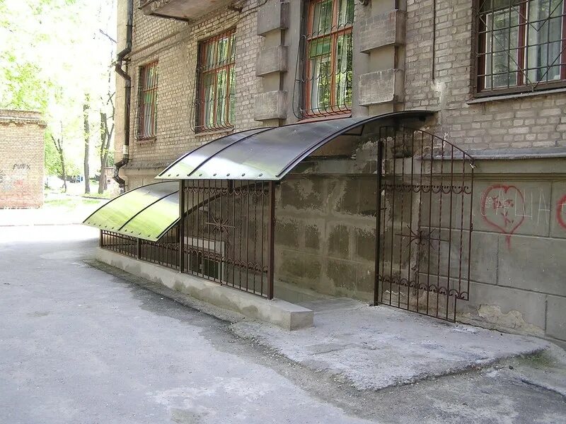 Арка в доме. Вывеска вход со двора. , 28с1. Невский 35 двор гостинки. Ул.