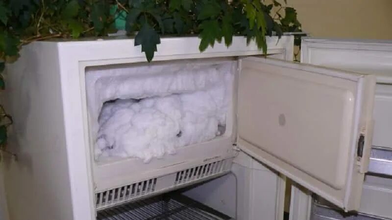 Нужно размораживать холодильник no frost. Холодильник морозилка. Старый морозильник. Холодильник двухкамерный Авторазморозка. Разморозить морозильник.