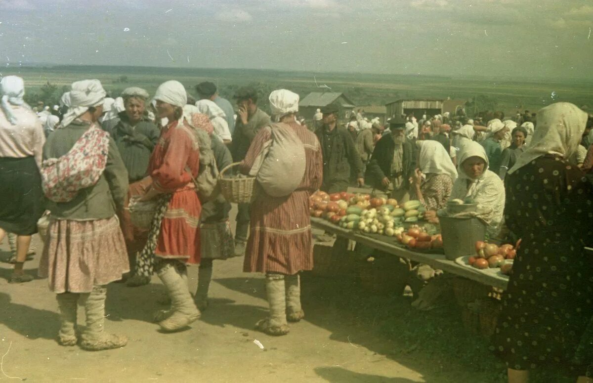 На базар ходили. Рынок в Краснослободске 1952 год Мордовия. Рынок в Краснослободске, 1952. Краснослободск Мордовия 1952 рынок.