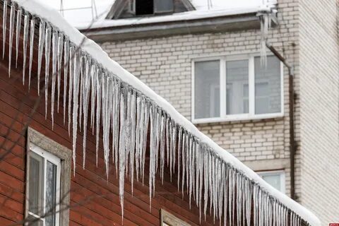 Сосульки на крыше домов