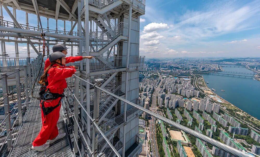 На высоте двухсот метров. Мост смотровая площадка в Сеуле. Высота моста в Сеуле. Lotte World Tower смотровая площадка. 11 Метров высота.