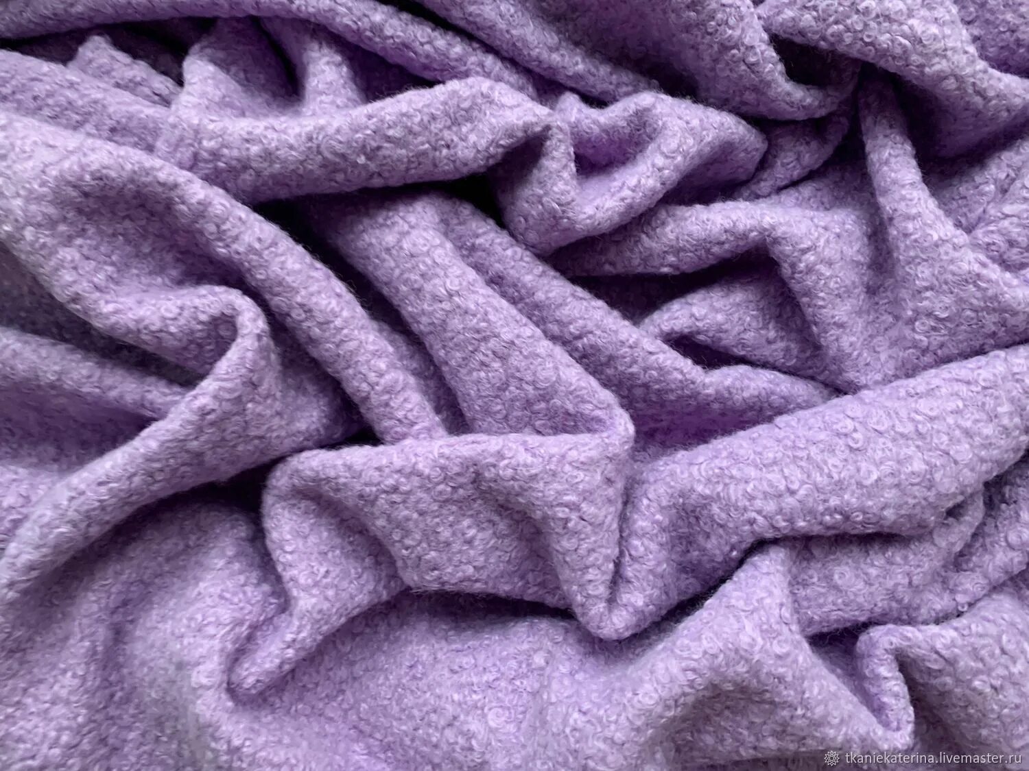 Фиолетовая шерсть. Ткань пальтовая эко мех каракуль. Пальтовая ткань фиолетовая. Мех ткань. Пальтовая ткань каракуль.