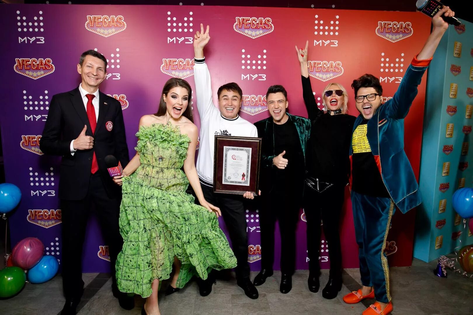 Шоу на муз тв. Премия муз тв 2018. Муз тв. Канал муз тв. Канал муз тв.