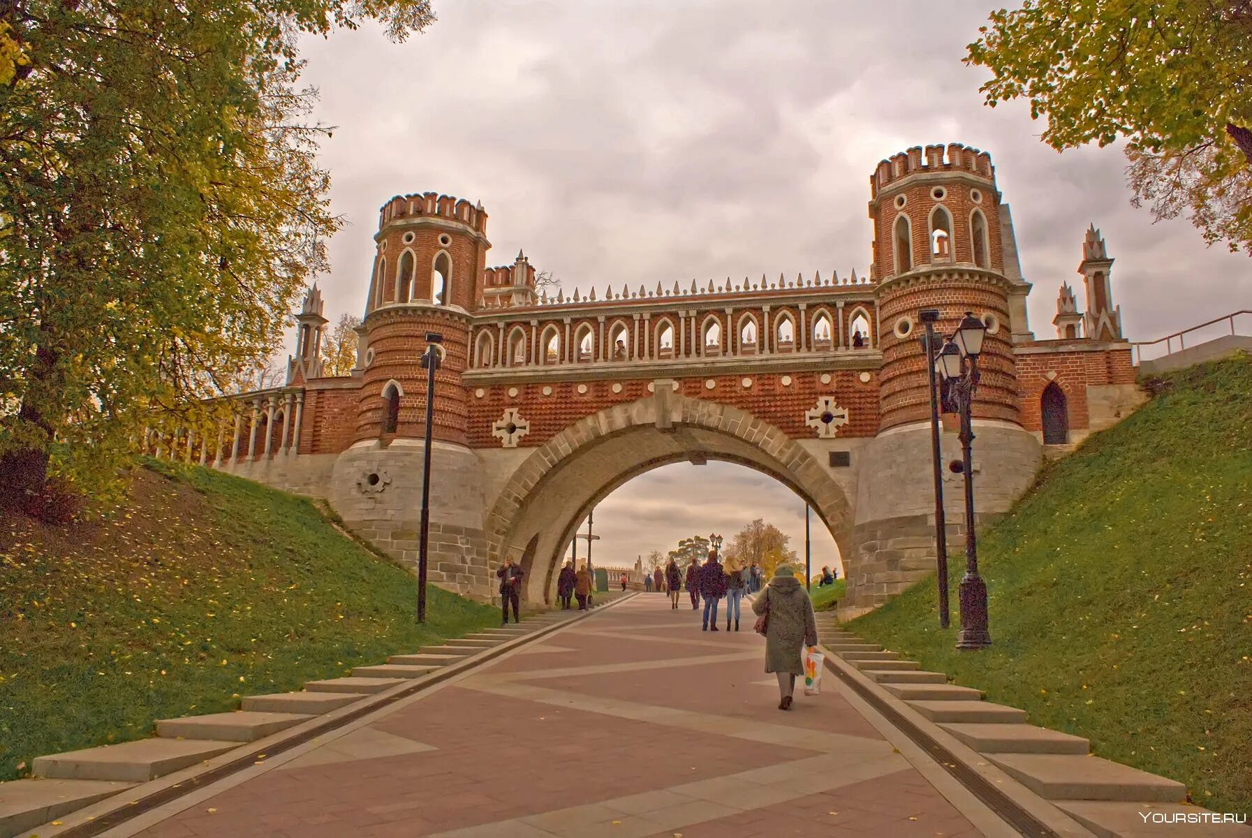 Стоит в царицыно. Царицыно музей-заповедник. Царицыно (дворцово-парковый ансамбль). Парк Царицыно Москва лето 2023. Царицыно музей-заповедник мост.