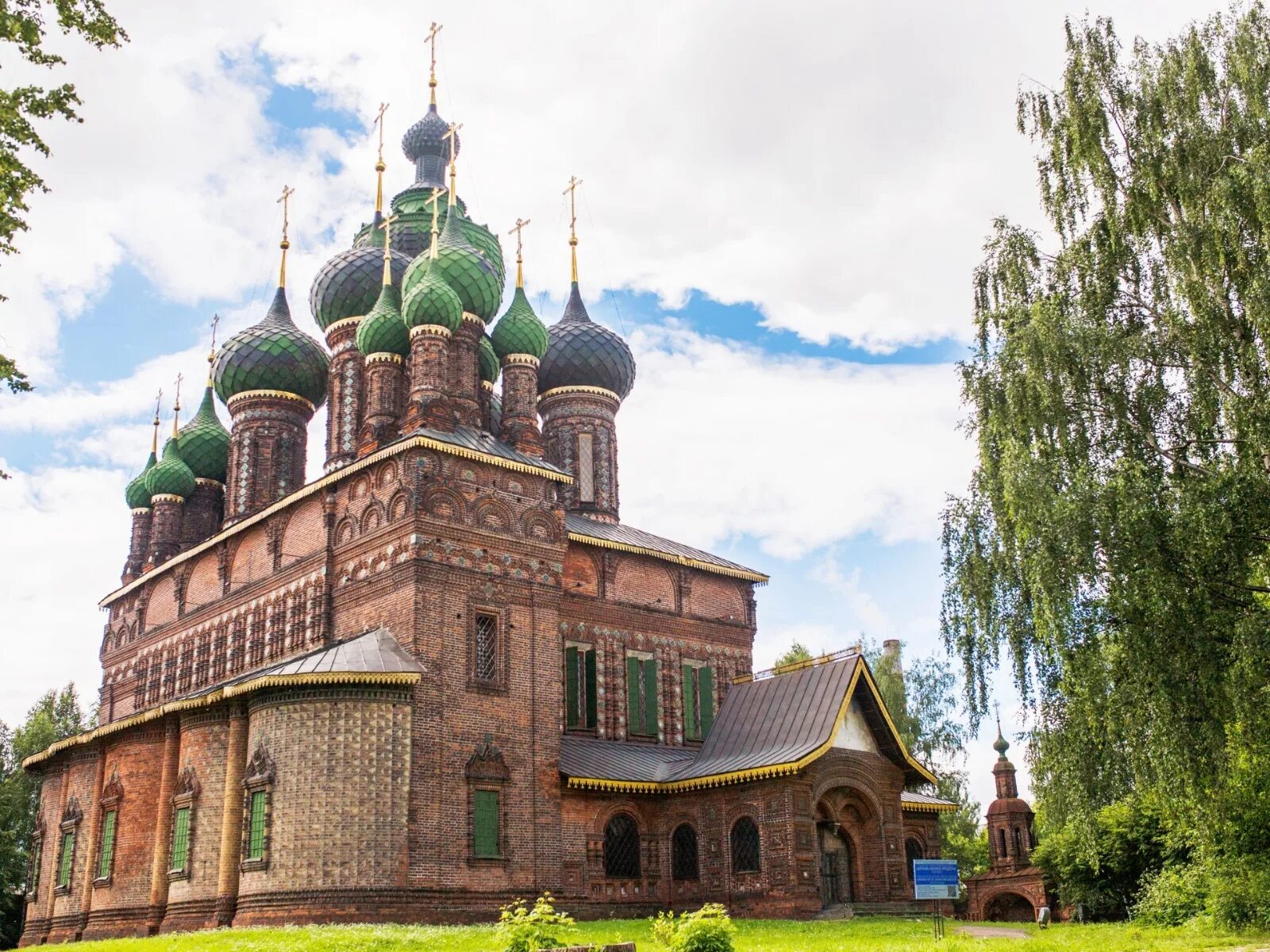 Ярославль храмы названия. Соборный храм ярославль-. Главный собор ярославля. Успенский собор ярославль. Церковь михаила архангела ярославль.