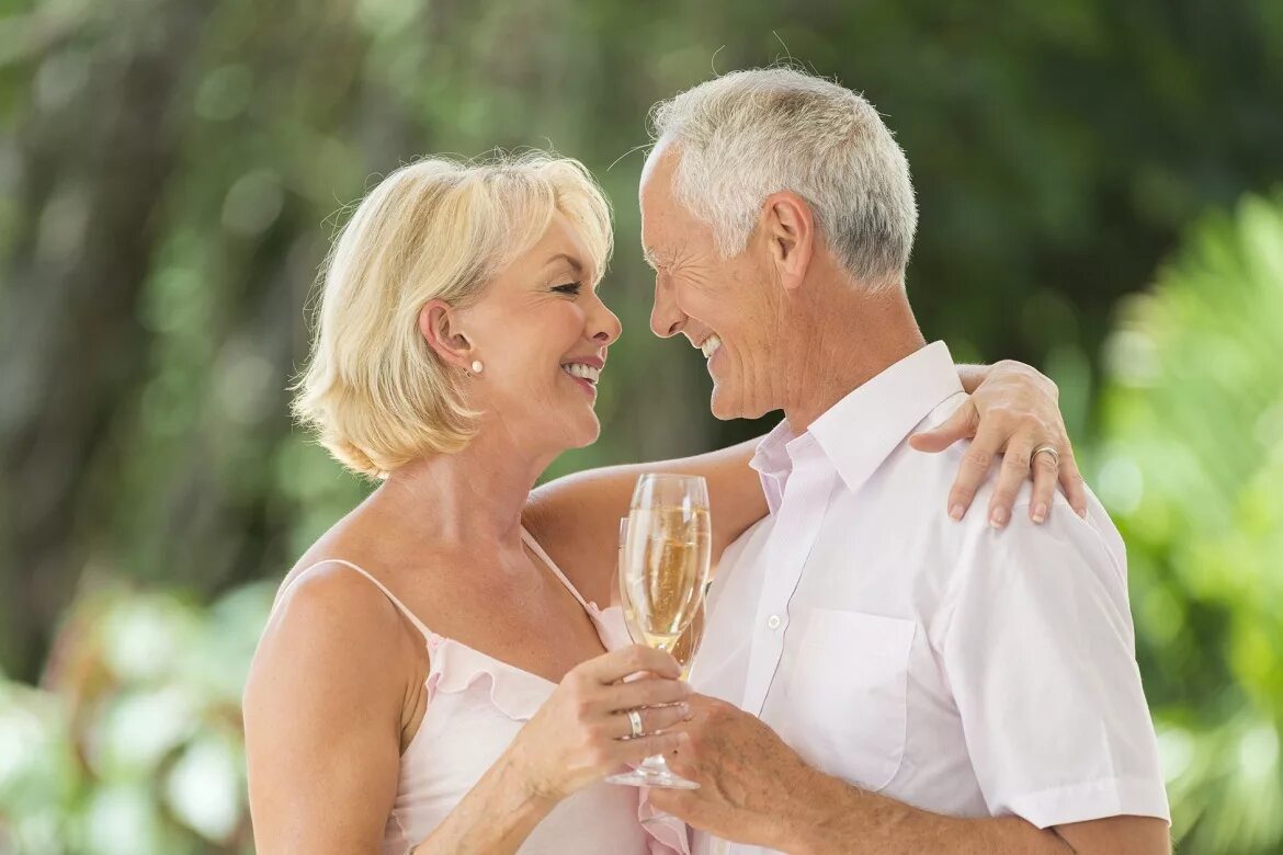 красивая пара пенсионеров. найти друзей в 50 лет. счастливые пенсионеры. найти друзей в 50 лет. любовь со взрослой женщиной.