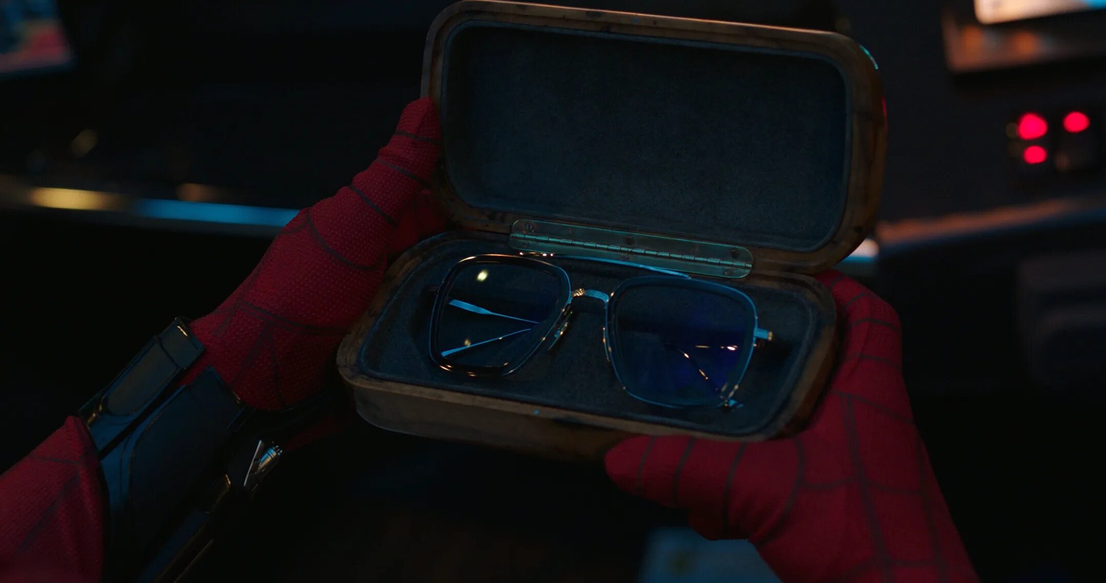 Очки Тони Старка из человека паука вдали от дома. Spider man VFX. Очки Тони Старка в человеке пауке Возвращение домой.